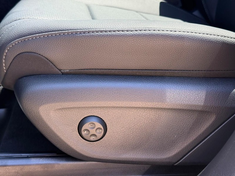 Mercedes-Benz GLE Vehicle Full-screen Gallery Image 17