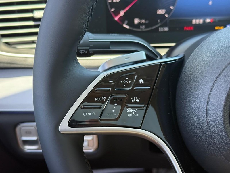 Mercedes-Benz GLE Vehicle Full-screen Gallery Image 18