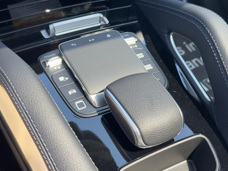 Mercedes-Benz GLE Vehicle Full-screen Gallery Image 20