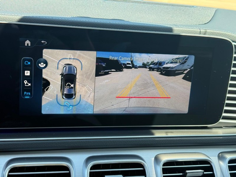 Mercedes-Benz GLE Vehicle Full-screen Gallery Image 21