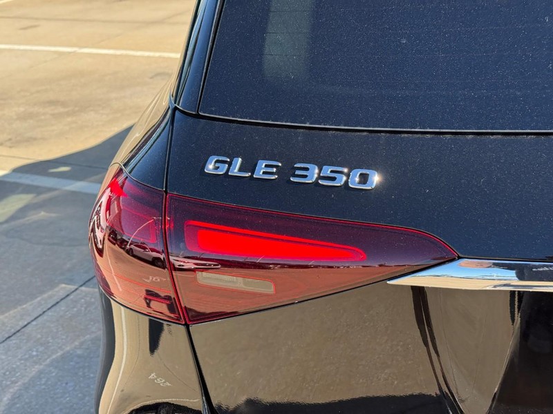Mercedes-Benz GLE Vehicle Full-screen Gallery Image 6