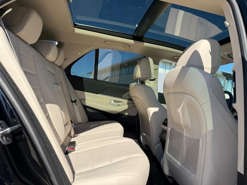 Mercedes-Benz GLE Vehicle Full-screen Gallery Image 8