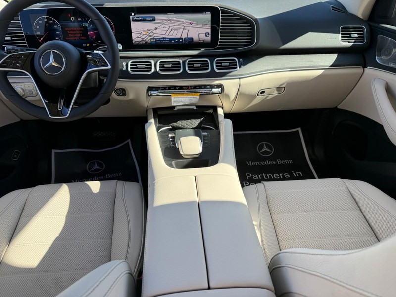 Mercedes-Benz GLE Vehicle Full-screen Gallery Image 9