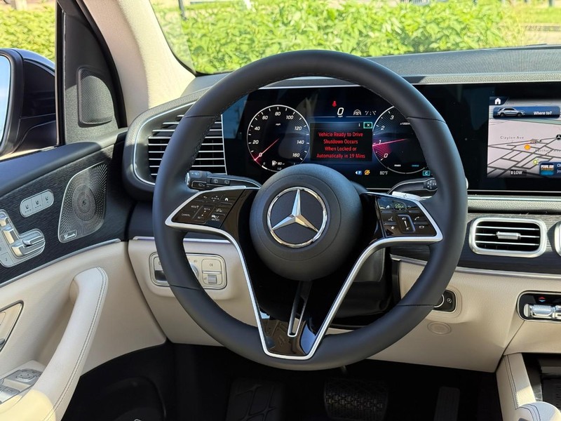 Mercedes-Benz GLE Vehicle Full-screen Gallery Image 10