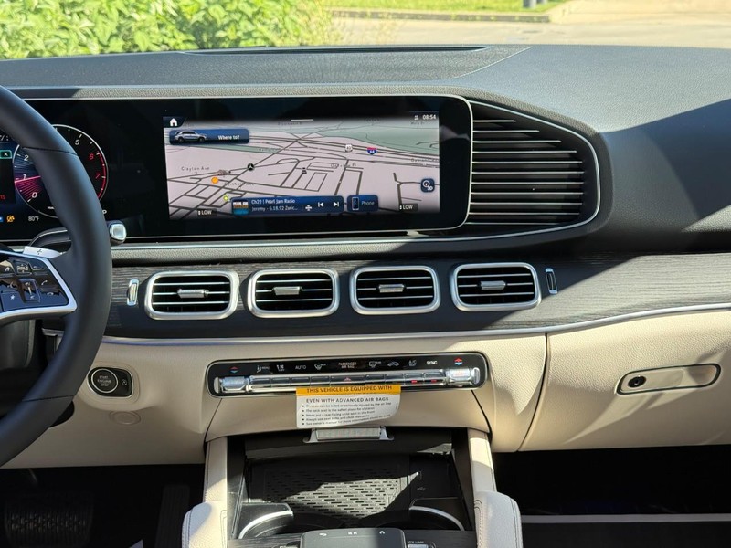 Mercedes-Benz GLE Vehicle Full-screen Gallery Image 11