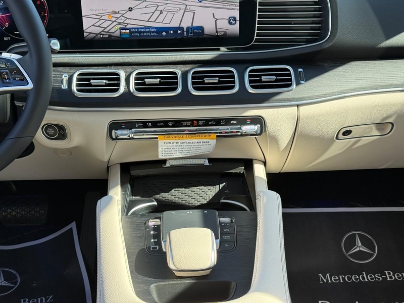 Mercedes-Benz GLE Vehicle Full-screen Gallery Image 12