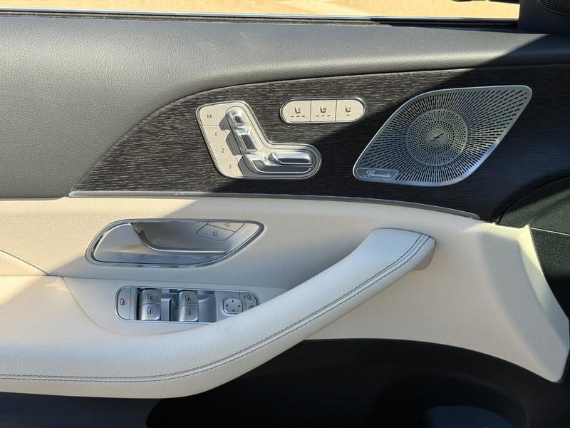 Mercedes-Benz GLE Vehicle Full-screen Gallery Image 13