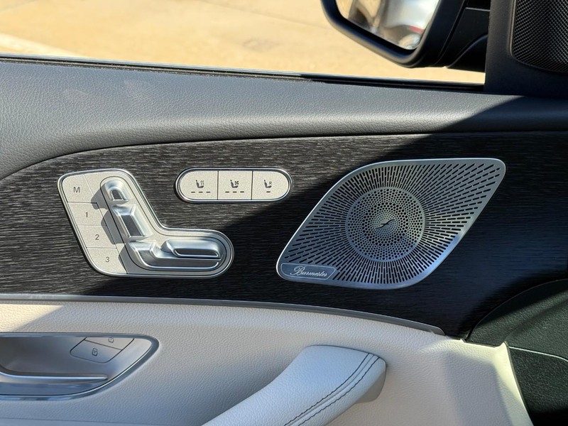 Mercedes-Benz GLE Vehicle Full-screen Gallery Image 14