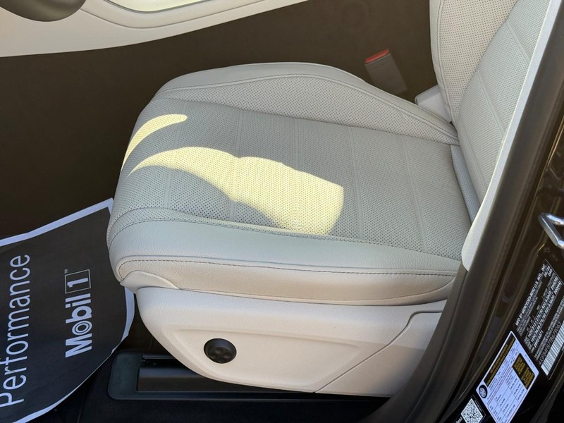 Mercedes-Benz GLE Vehicle Full-screen Gallery Image 15