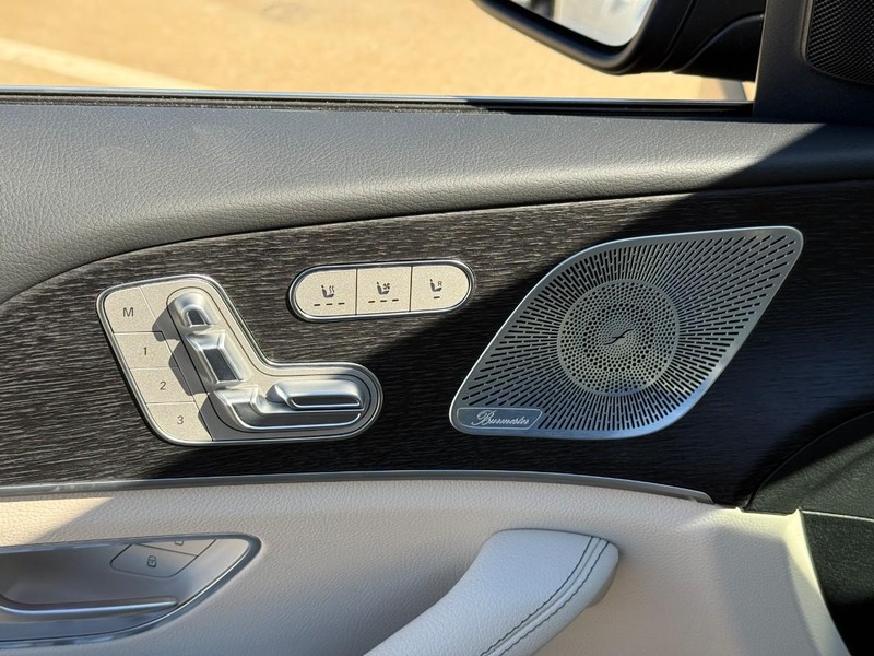 Mercedes-Benz GLE Vehicle Full-screen Gallery Image 16