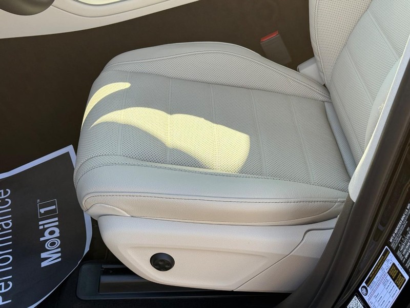 Mercedes-Benz GLE Vehicle Full-screen Gallery Image 17
