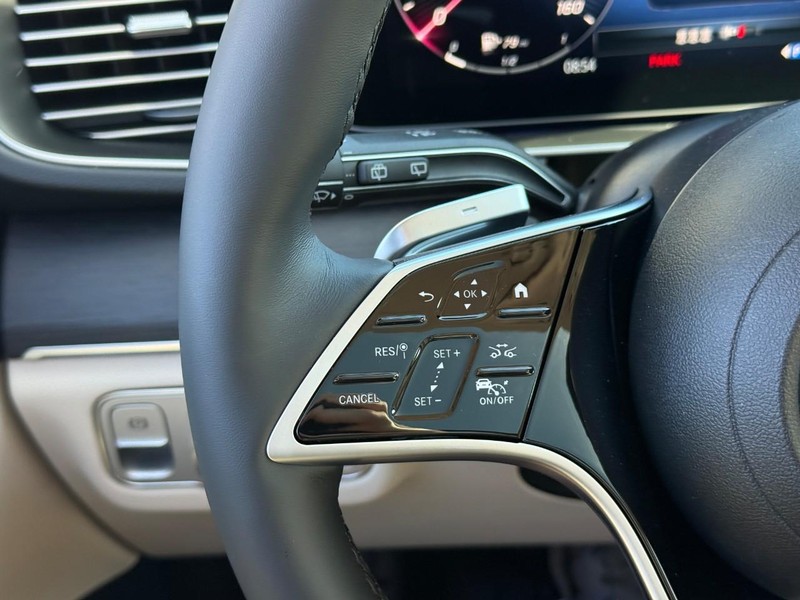 Mercedes-Benz GLE Vehicle Full-screen Gallery Image 18