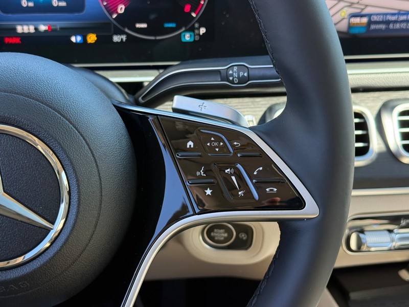 Mercedes-Benz GLE Vehicle Full-screen Gallery Image 19
