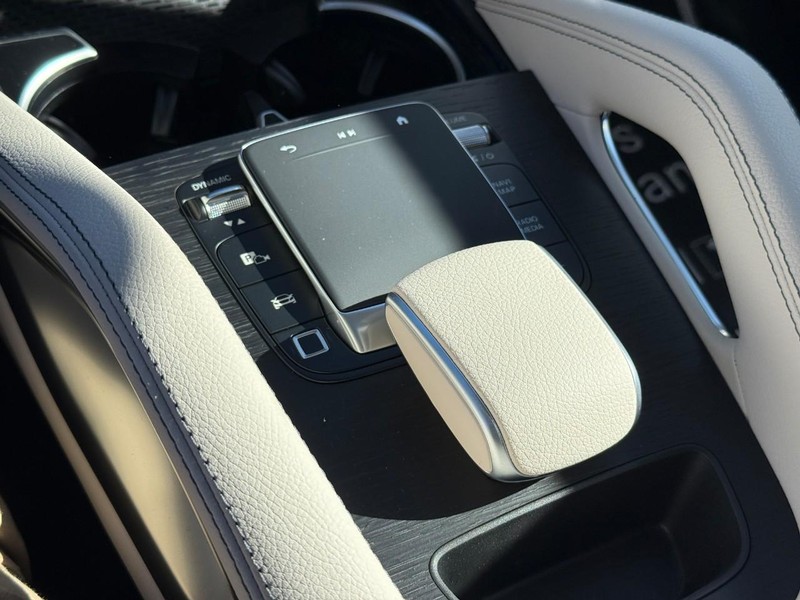 Mercedes-Benz GLE Vehicle Full-screen Gallery Image 20