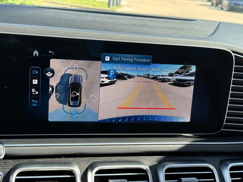 Mercedes-Benz GLE Vehicle Full-screen Gallery Image 21