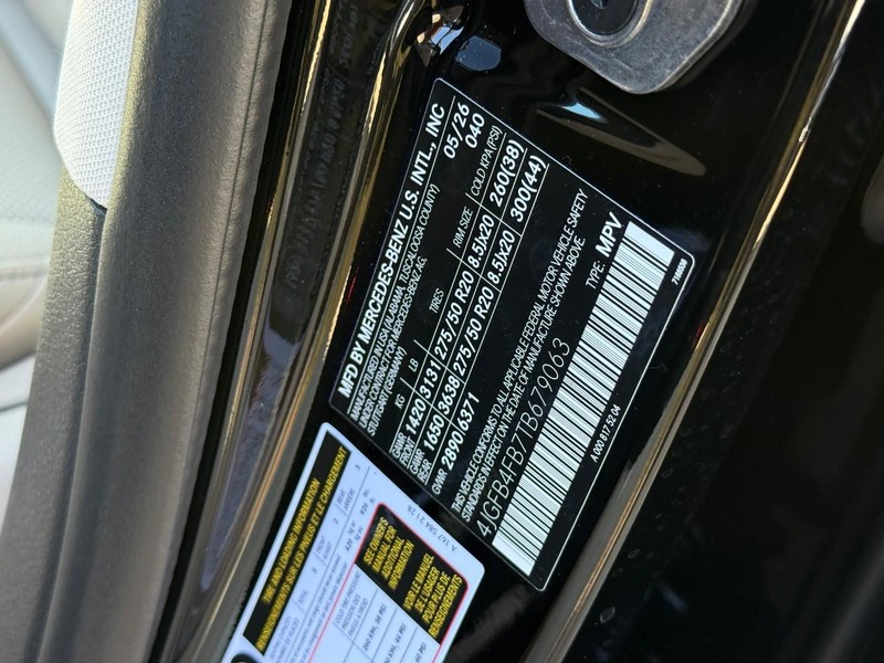 Mercedes-Benz GLE Vehicle Full-screen Gallery Image 22