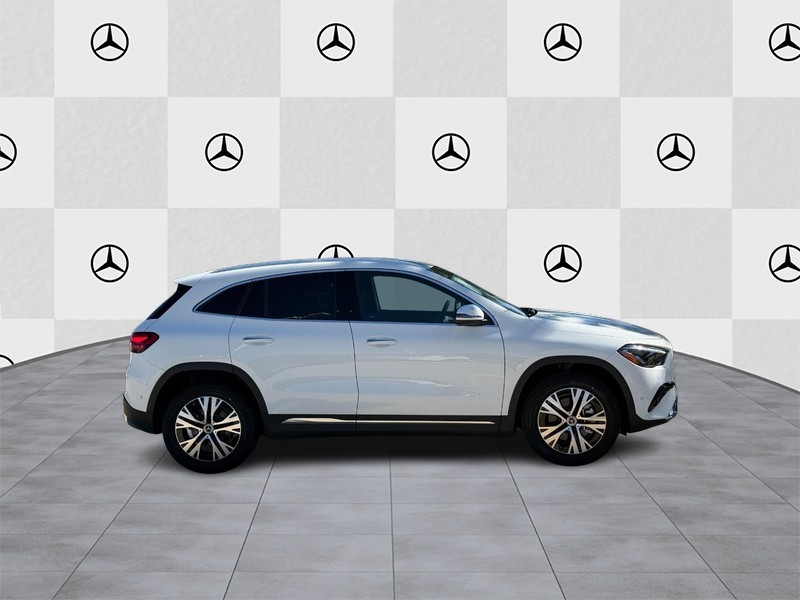 Mercedes-Benz GLA Vehicle Full-screen Gallery Image 2