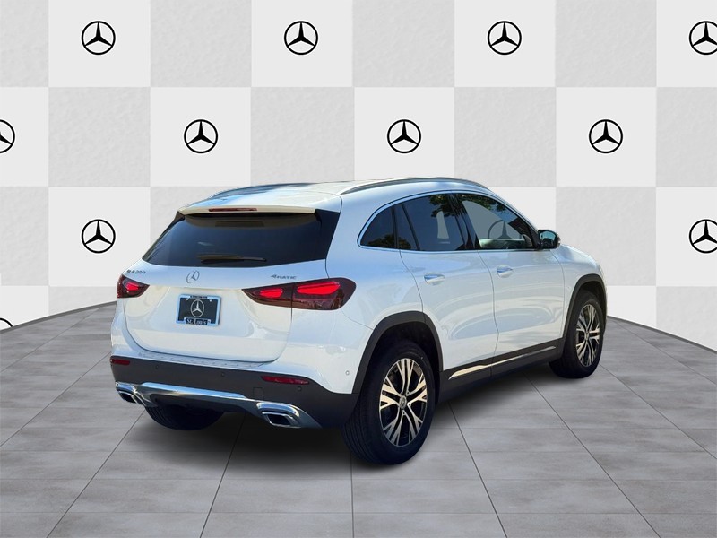 Mercedes-Benz GLA Vehicle Full-screen Gallery Image 3