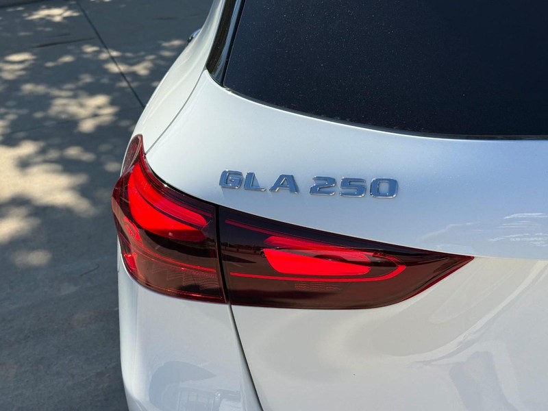 Mercedes-Benz GLA Vehicle Full-screen Gallery Image 4