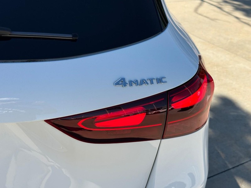 Mercedes-Benz GLA Vehicle Full-screen Gallery Image 5