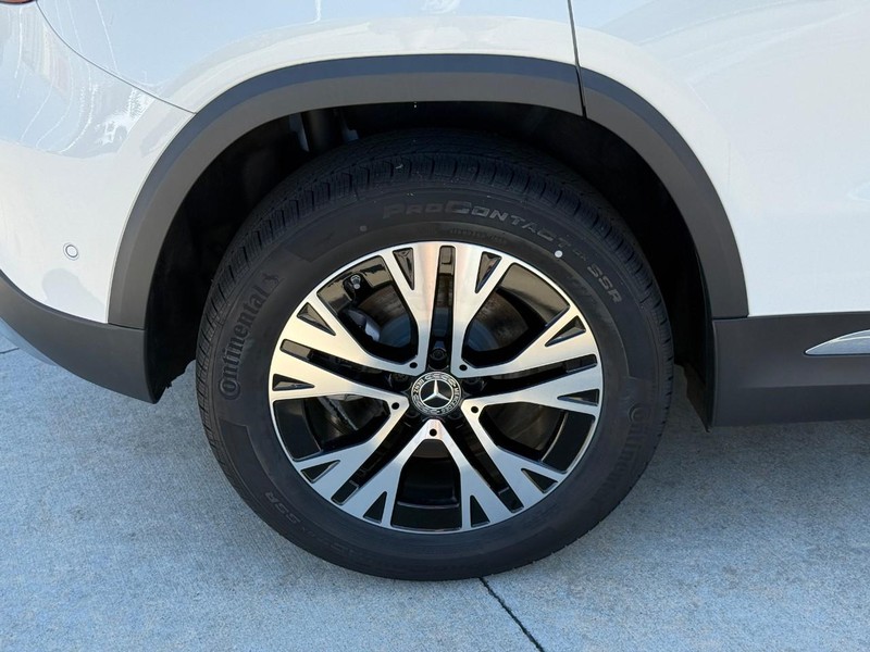 Mercedes-Benz GLA Vehicle Full-screen Gallery Image 6
