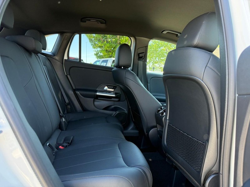 Mercedes-Benz GLA Vehicle Full-screen Gallery Image 7