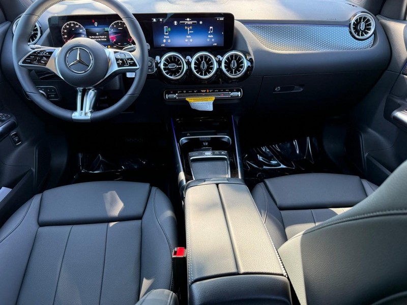 Mercedes-Benz GLA Vehicle Full-screen Gallery Image 8