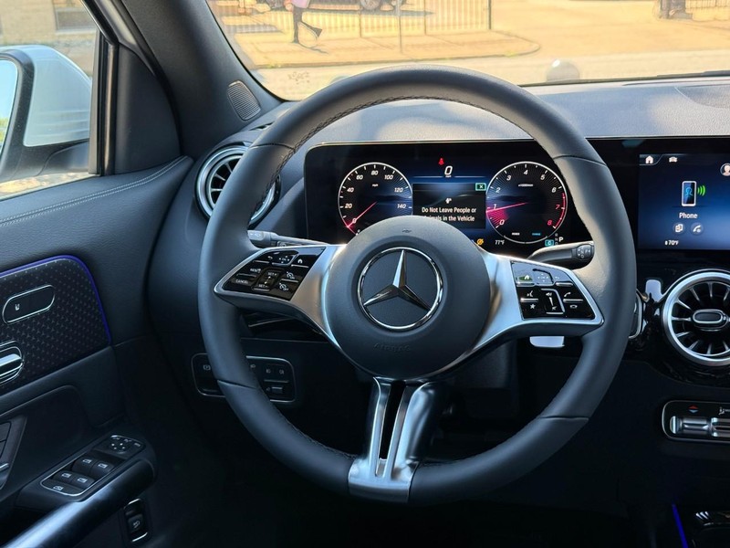 Mercedes-Benz GLA Vehicle Full-screen Gallery Image 9
