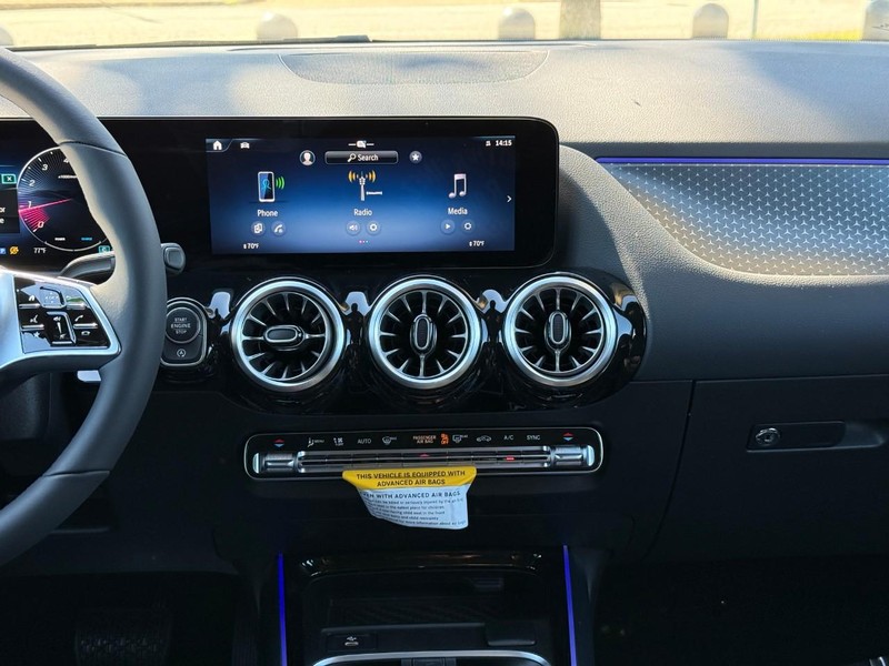 Mercedes-Benz GLA Vehicle Full-screen Gallery Image 10
