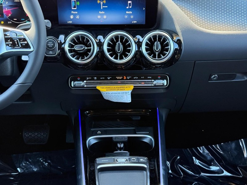 Mercedes-Benz GLA Vehicle Full-screen Gallery Image 11