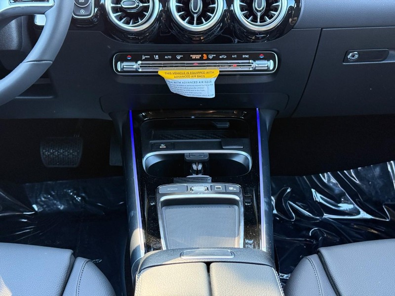 Mercedes-Benz GLA Vehicle Full-screen Gallery Image 12