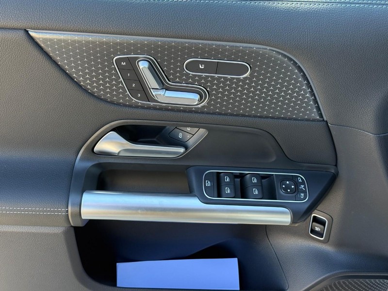 Mercedes-Benz GLA Vehicle Full-screen Gallery Image 13