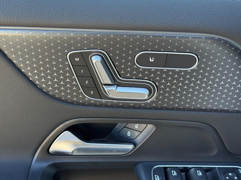 Mercedes-Benz GLA Vehicle Full-screen Gallery Image 14