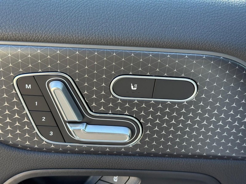 Mercedes-Benz GLA Vehicle Full-screen Gallery Image 15