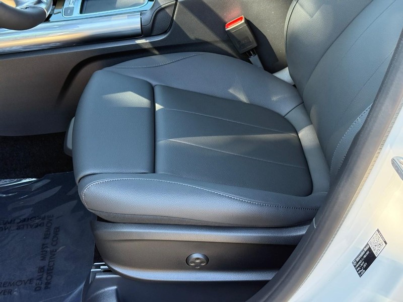 Mercedes-Benz GLA Vehicle Full-screen Gallery Image 16