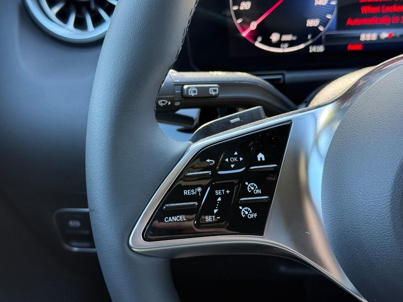 Mercedes-Benz GLA Vehicle Full-screen Gallery Image 17