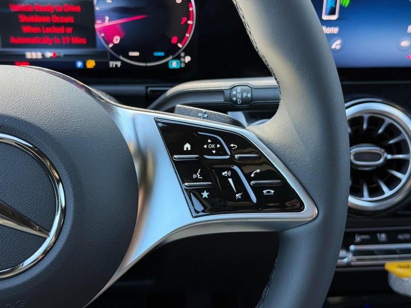 Mercedes-Benz GLA Vehicle Full-screen Gallery Image 18