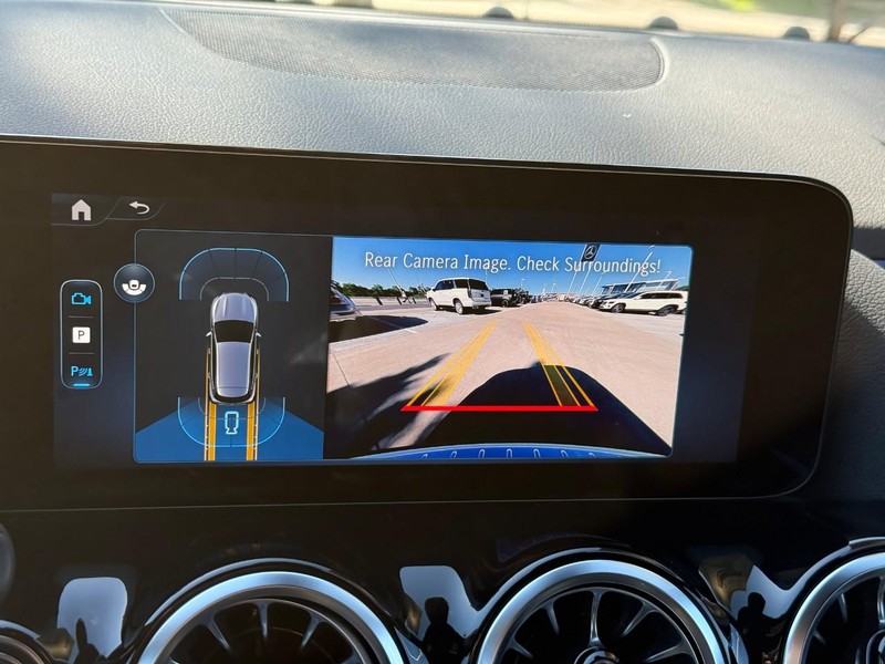 Mercedes-Benz GLA Vehicle Full-screen Gallery Image 19