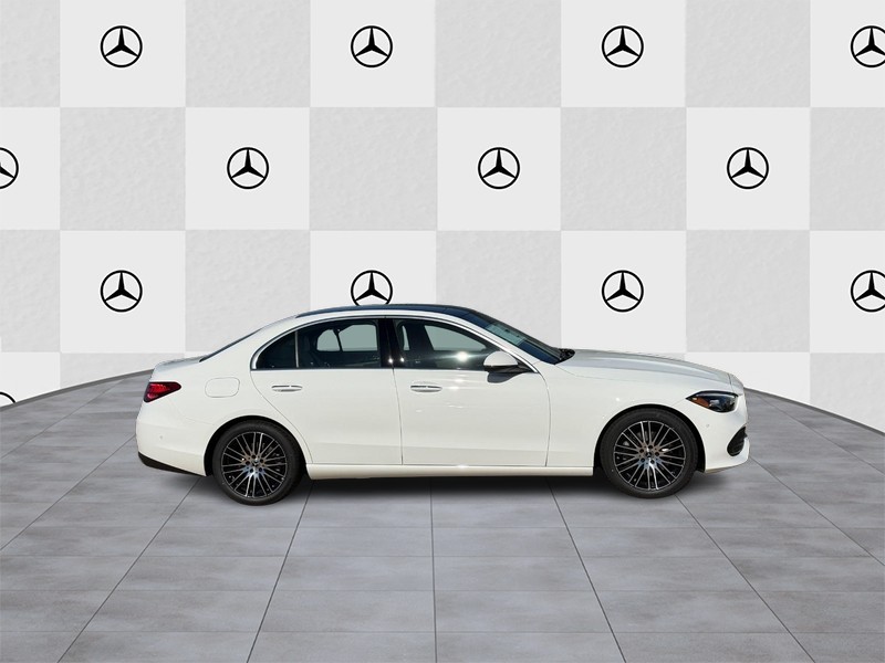 Mercedes-Benz C-Class Vehicle Full-screen Gallery Image 2