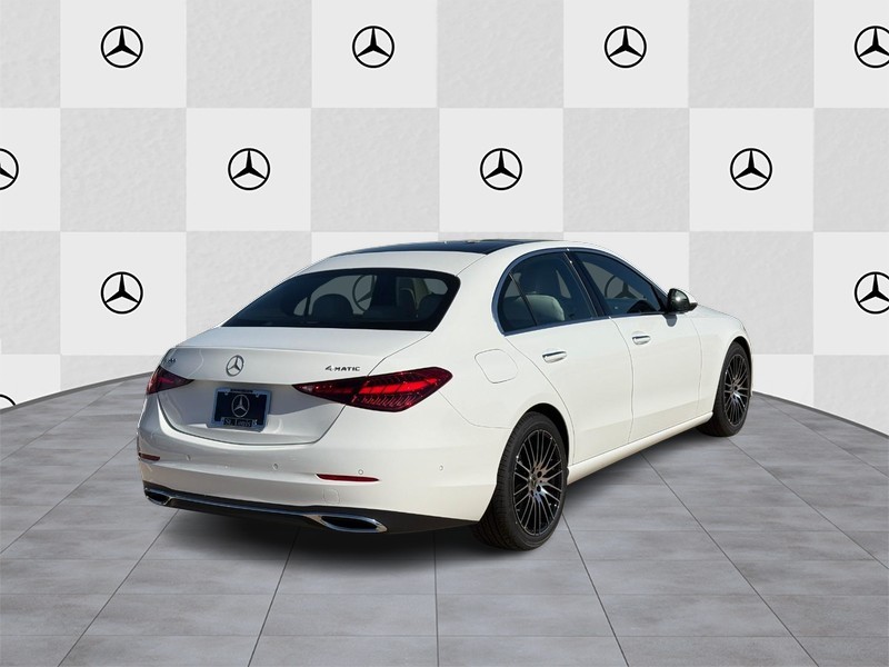Mercedes-Benz C-Class Vehicle Full-screen Gallery Image 3