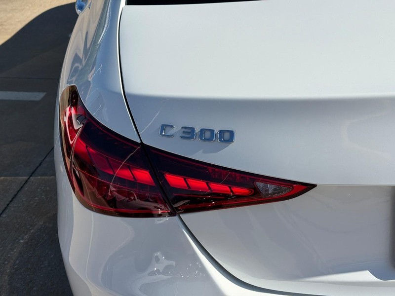 Mercedes-Benz C-Class Vehicle Full-screen Gallery Image 5
