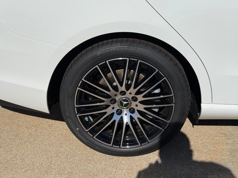 Mercedes-Benz C-Class Vehicle Full-screen Gallery Image 7