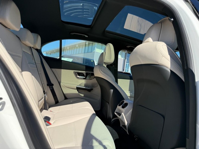 Mercedes-Benz C-Class Vehicle Full-screen Gallery Image 8