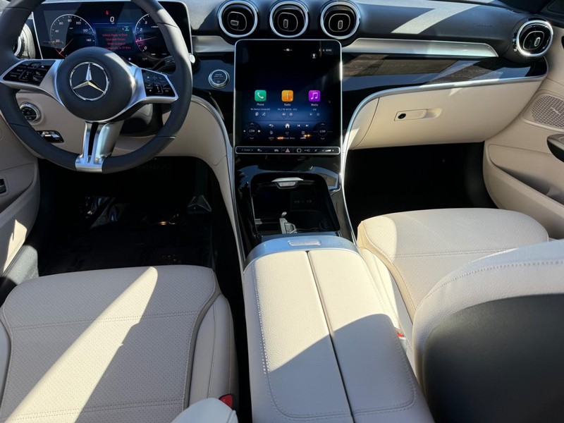 Mercedes-Benz C-Class Vehicle Full-screen Gallery Image 9