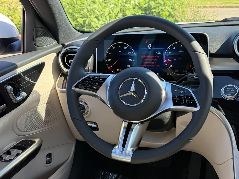 Mercedes-Benz C-Class Vehicle Full-screen Gallery Image 10