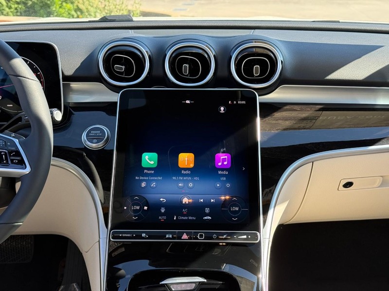 Mercedes-Benz C-Class Vehicle Full-screen Gallery Image 11