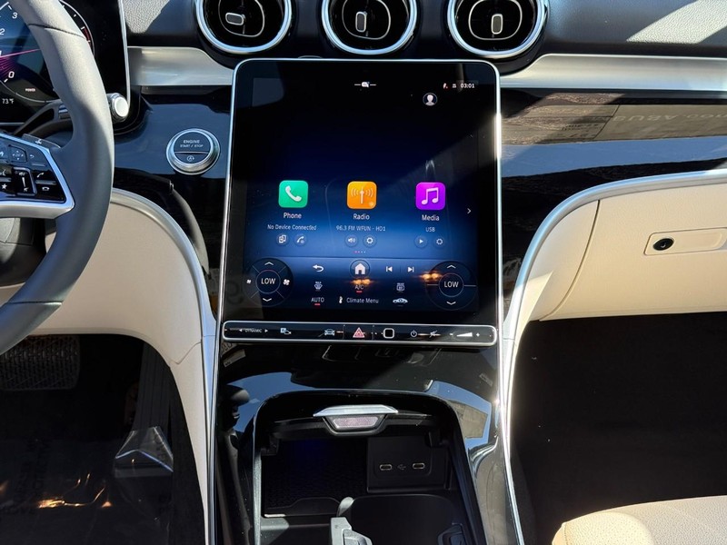 Mercedes-Benz C-Class Vehicle Full-screen Gallery Image 12