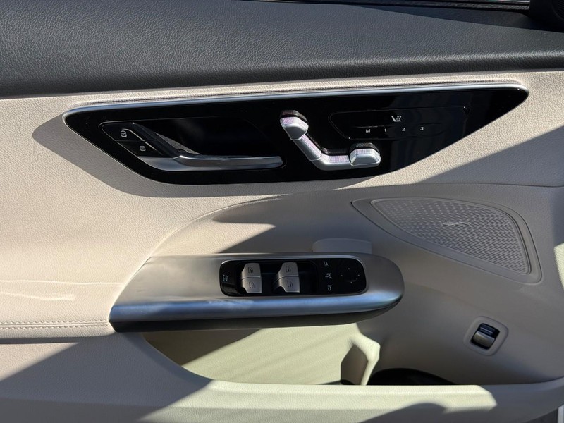 Mercedes-Benz C-Class Vehicle Full-screen Gallery Image 13