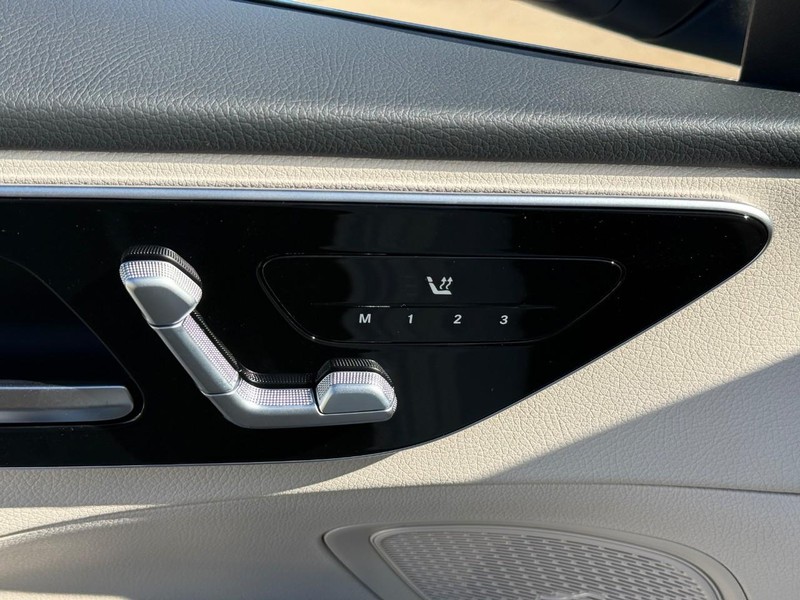 Mercedes-Benz C-Class Vehicle Full-screen Gallery Image 14