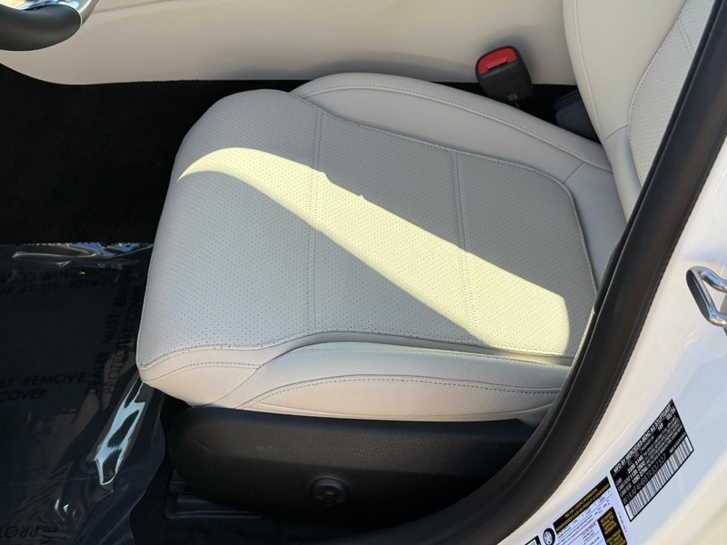 Mercedes-Benz C-Class Vehicle Full-screen Gallery Image 15